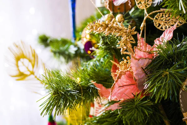 Рождественская Елка Игрушки Гирлянды Крупным Планом — стоковое фото