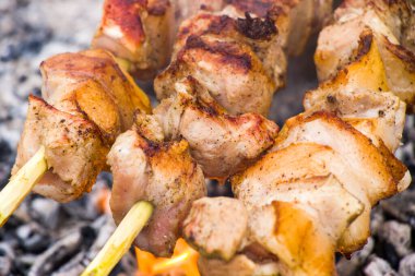 Geleneksel Gürcistan yemeği, ateşte Mtsvadi, ızgarada çiğ yemek, barbekü.