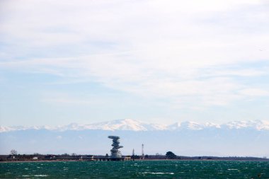 Fırtınalı hava, dalgalar ve sıçramalar, Georgia. Fırtınalı Karadeniz. Su arkaplanı.