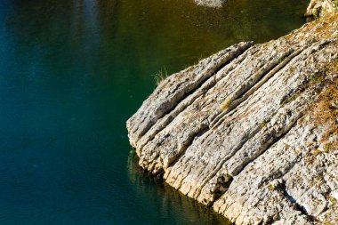 Nehir manzarası ve manzarası, gün ışığı ve açık hava, Gürcistan doğası.