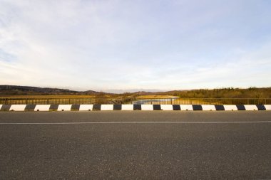Gürcistan 'daki boş yol ve otoban manzarası