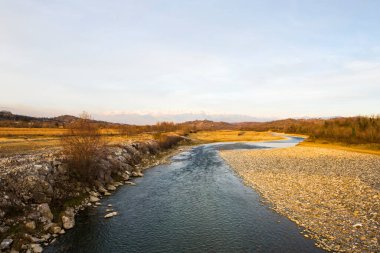 Nehir manzarası ve manzarası, gün ışığı ve açık hava, Gürcistan doğası.