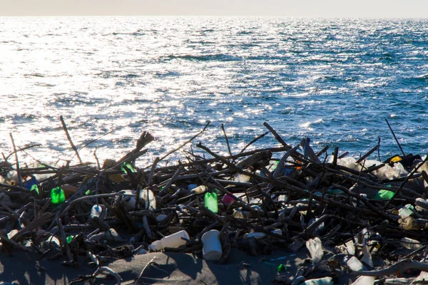 Müll Sandstrand Plastik Und Metallverschmutzung Globale Erwärmung Und Wasserverschmutzung — Stockfoto