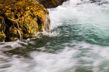 Nehir manzarası ve manzarası, gün ışığı ve açık hava, Gürcistan doğası.