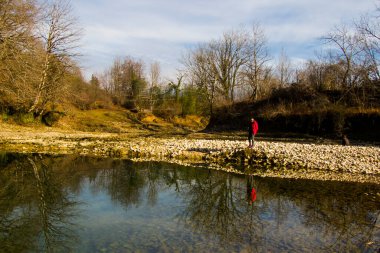 Nehir manzarası ve manzarası, gün ışığı ve açık hava, Gürcistan doğası.