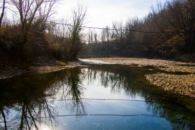 Nehir manzarası ve manzarası, gün ışığı ve açık hava, Gürcistan doğası.