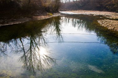 Nehir manzarası ve manzarası, gün ışığı ve açık hava, Gürcistan doğası.