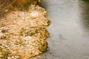 Nehir manzarası ve manzarası, gün ışığı ve açık hava, Gürcistan doğası.