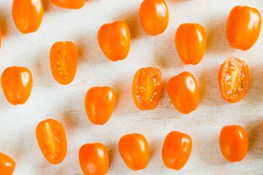 Beyaz arka planda, yüksek açılı domatesler.