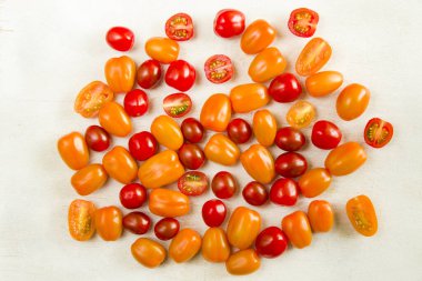 Beyaz arka planda, yüksek açılı domatesler.