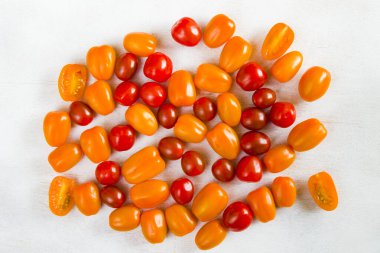 Beyaz arka planda, yüksek açılı domatesler.