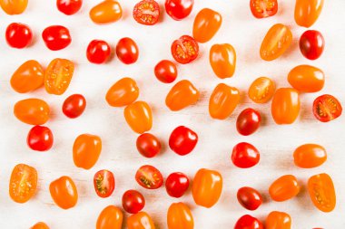 Beyaz arka planda, yüksek açılı domatesler.