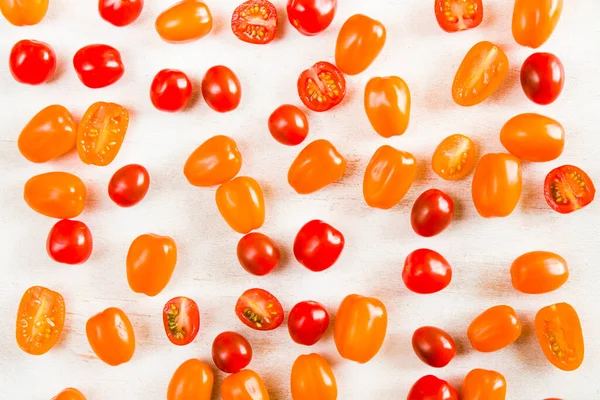 Beyaz arka planda, yüksek açılı domatesler.