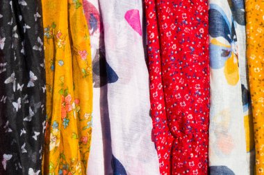 Başörtüsü pazarı geçmişi, rengarenk kumaşlar, asılı. Doku ve desen.
