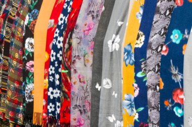 Başörtüsü pazarı geçmişi, rengarenk kumaşlar, asılı. Doku ve desen.