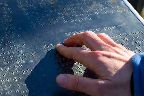 Braille yazısı ve el yazısı, kör insanlar kitabı, beyaz ve elle okunuyor.