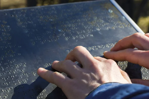 Braille yazısı ve el yazısı, kör insanlar kitabı, beyaz ve elle okunuyor.