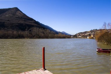 Mtkvari nehri ve Mtskheta, Georgia şehir manzarası. Şehir manzarası.