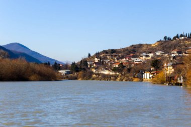 Mtkvari nehri ve Mtskheta, Georgia şehir manzarası. Şehir manzarası.