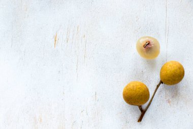 Beyaz arka planda Longan meyvesi, yüksek açı görünümü
