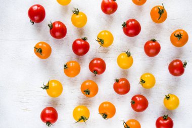 Tüm renkler ve renkli domatesler, yüksek açılı gıda arka planı, kırmızı, sarı ve turuncu renkler.