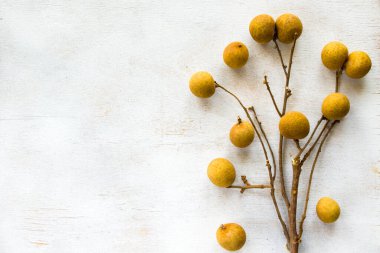 Beyaz arka planda Longan meyvesi, yüksek açı görünümü