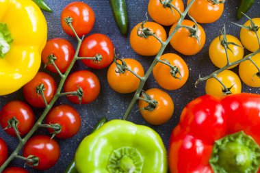 Her renkten çan biberi, yeşil baharatlı biber ve kiraz domatesleri, renkli sebzeler, ham malzemeler.