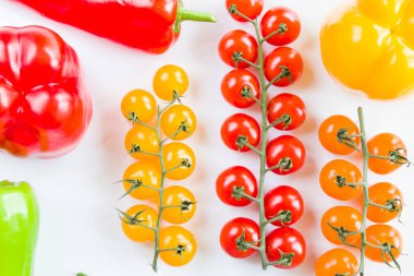 Her renkten çan biberi, yeşil baharatlı biber ve kiraz domatesleri, renkli sebzeler, ham malzemeler.