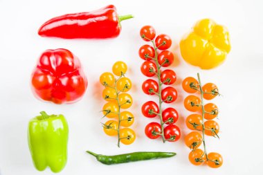 Her renkten çan biberi, yeşil baharatlı biber ve kiraz domatesleri, renkli sebzeler, ham malzemeler.