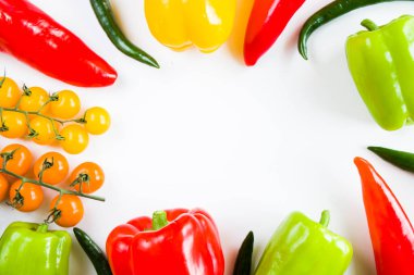 Her renkten çan biberi, yeşil baharatlı biber ve kiraz domatesleri, renkli sebzeler, ham malzemeler.