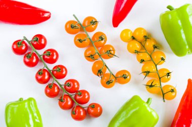 Her renkten çan biberi, yeşil baharatlı biber ve kiraz domatesleri, renkli sebzeler, ham malzemeler.