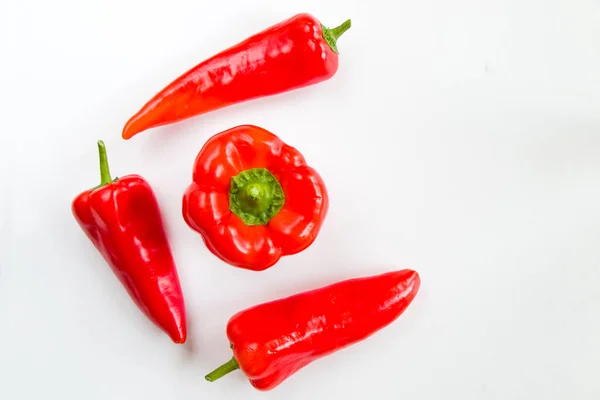 Pimiento Rojo Pimiento Verde Fondo Blanco Verduras Coloridas Ingredientes Crudos — Foto de Stock