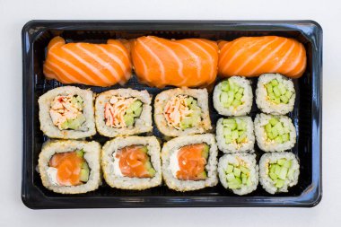 Kaliforniya suşi ruloları siyah kabın içinde, suşi teslimatı seti, yüksek açılı görüş.