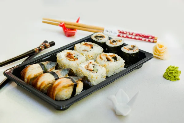 鳗鱼寿司卷 寿司吧和餐馆 — 图库照片