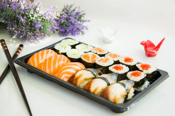 加利福尼亚和鳗鱼寿司卷设置在黑色容器 寿司交付设置 高角度视图 — 图库照片