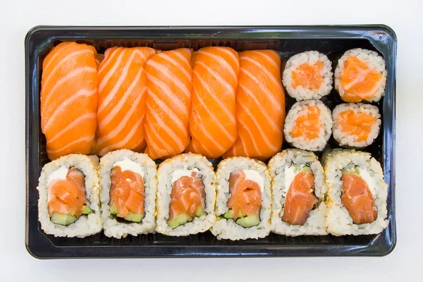 Kaliforniya suşi ruloları siyah kabın içinde, suşi teslimatı seti, yüksek açılı görüş.