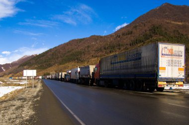 Gudauri, Gürcistan - 06 Şubat 2021: Gürcistan 'da gündüz ve açık hava araçları