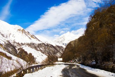 Gudauri, Georgia 'daki karlı dağlar ve yol manzarası. Güneşli bir gün.