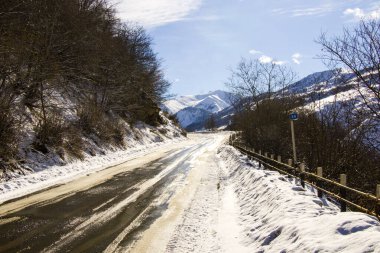 Gudauri, Georgia 'daki karlı dağlar ve yol manzarası. Güneşli bir gün.