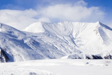 Gudauri, Georgia 'daki karlı dağlar manzarası. Güneşli bir gün.