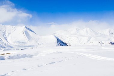 Gudauri, Georgia 'daki karlı dağlar manzarası. Güneşli bir gün.