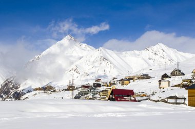 Gudauri, Gürcistan - 06 Şubat 2021: Kayak merkezi, karlı dağlar ve hosteller.