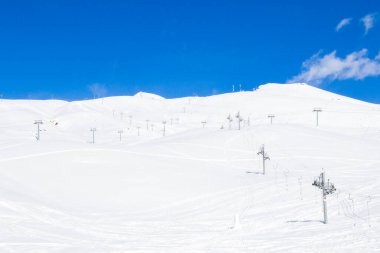 Gudauri 'deki Gürcistan kayak merkezi. Karlı dağlar, gündüz ve güneş ışığı.