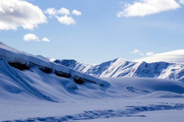Gudauri, Georgia 'daki karlı dağlar manzarası. Güneşli bir gün.