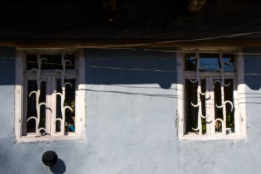 Bolnisi, Georgia 'da eski pencereler, ön cephe ve güneş ışığı