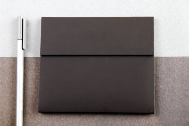 Siyah ve gri kağıtlarda gri kalem ve siyah harf zarfı. Arka plan ve doku, gri eğimli.