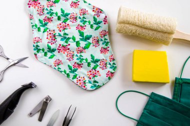 Beyaz arka planda düşük atık nesneleri, sıfır atık