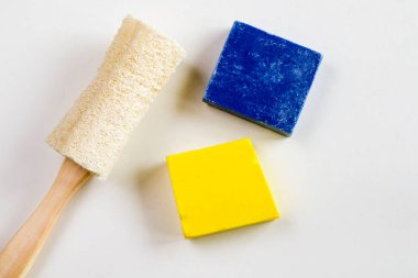 Beyaz arka planda düşük atık nesneleri, sıfır atık