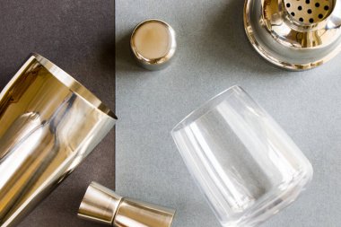 Barmen karıştırıcı, metal aksesuar, gri arka planda içki karıştırıcı.