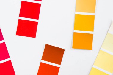 Beyaz arkaplanda renk kartlarının yüksek açılı görünümü, renkli varyasyon ve renk eğiminin.